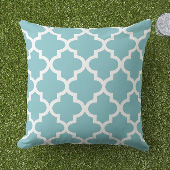 Modernes Aqua Blue marokkanisches Quatrefolienmust Kissen Für Draußen (Gras)