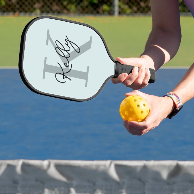 Modernes Aqua Blue Monogram Script Pickleball Schläger (InSitu)