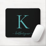 Modernes Aquamarines Aqua Monogram Script schwarz Mousepad<br><div class="desc">Modernes,  Aquamarines Aqua Blue Monogram Script auf einem schicken schwarzen Mauspad. Einfach mit Ihrem eigenen Namen und Ihren eigenen Details anpassen. Perfekt für Ihren modernen minimalistischen und luxuriösen Lebensstil! Bitte kontaktieren Sie uns unter cedarandstring@gmail.com ,  wenn Sie Hilfe beim Design oder den passenden Produkten benötigen.</div>