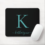 Modernes Aquamarines Aqua Monogram Script schwarz Mousepad<br><div class="desc">Modernes,  Aquamarines Aqua Blue Monogram Script auf einem schicken schwarzen Mauspad. Einfach mit Ihrem eigenen Namen und Ihren eigenen Details anpassen. Perfekt für Ihren modernen minimalistischen und luxuriösen Lebensstil! Bitte kontaktieren Sie uns unter cedarandstring@gmail.com ,  wenn Sie Hilfe beim Design oder den passenden Produkten benötigen.</div>