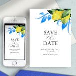 Modernes Aquarellon Lemon Mittelmeer Save The Date<br><div class="desc">Verkünden Sie Ihre Verlobung mit dieser modernen Save the Date Karte. Es bietet eine Mischung aus klassischer und Skripttypografie mit einem Rand meiner ursprünglichen Aquarellgelb-Zitronen mit blauen Verzierungen auf einem knusprigen weißen Hintergrund. Verwenden Sie die Vorlagenfelder, um Ihren Namen und Ihr Hochzeitsdatum anzupassen. Wählen Sie aus einer Vielzahl von hochwertigen...</div>