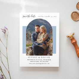 Modernes Arch Dusty Blue Wedding Foto Save The Date