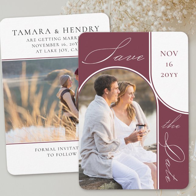 Modernes Arch Foto Elegante Kalligrafie Burgund Save The Date (Save the Date with modern arch photo and a second picture on the back. )