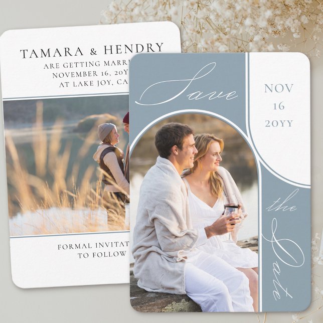 Modernes Arch Foto Elegante Kalligrafie Dusty Blue Save The Date (Save the Date with modern arch photo and a second picture on the back)