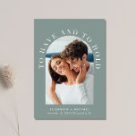 Modernes Arch Foto QR Kodierung Grüne Hochzeit Einladung<br><div class="desc">Moderne, schlanke, grüne Hochzeitseinladung, die Ihr Foto in einem gewölbten Rahmen in eleganter weißer Typografie mit "To Have And To Hold" umgeben. Fügen Sie Ihre Vornamen, das Hochzeitdatum und den Ort Ihrer Hochzeit hinzu. Auf der anderen Seite, personalisieren Sie Ihre Einladung detaillierter in der einfachen weißen Typografie und geben Sie...</div>