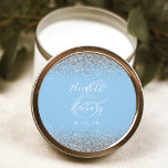 Modernes Baby Blue Silver Glitzer Edge Wedding Runder Aufkleber<br><div class="desc">Dieser elegante,  moderne Hochzeitsaufkleber zeichnet sich durch ein Imitat silberner Glitzer-Design am oberen und unteren Rand aus. Einfach den weißen Text auf einem pastellblauen Hintergrund anpassen,  mit den Namen der Braut und des Bräutigams in handschriftlicher Kalligraphie über einen großen Ampersand.</div>