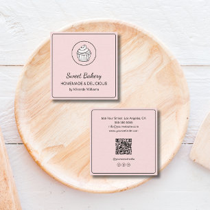 Modernes Bakery-Cupcake-Logo QR Social Media Pink Quadratische Visitenkarte