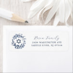 Modernes Bar Mitzvah-Rücksendeadresse<br><div class="desc">Dress up your cover for your Bar Mitzvah Party lädt mit unserem stilvollen blauen Blatt Kranz & Star of David Rückkehr Adresse Label. Entsprechende Einladungen und Aufkleber in unserem Shop</div>