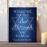 Modernes Bat Mitzvah Blue Star von David Willkomme Poster<br><div class="desc">Schöne tiefe Schattierungen von dunkelblau schaffen eine Textur wie Wasser auf diesem formellen Bat Mitzvah Willkommensplakat. Elegante weiße minimalistische Drehbuch mit dem Namen Ihrer Tochter auf dem subtilen Star von David zu feiern,  ihre jüdische Ankunft des Alters.</div>