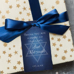 Modernes Bat Mitzvah Party Blue Star von David Cus Geschenkanhänger<br><div class="desc">Schöne dunkelblaue Farbtöne schaffen eine Textur wie Wasser auf diesem formellen Bat Mitzvah Party Geschenktag. Elegante weiße minimalistische Drehbuch mit dem Namen Ihrer Tochter auf dem subtilen Star von David zu feiern,  ihre jüdische Ankunft des Alters.</div>