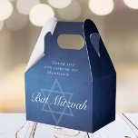 Modernes Bat Mitzvah Party Blue Star von David Cus Geschenkschachtel<br><div class="desc">Schöne,  dunkelblaue Farbtöne schaffen eine Textur wie Wasser auf dieser formellen Bat Mitzvah Gastgeschenk Box. Elegante weiße minimalistische Schrift mit dem Namen Ihrer Tochter auf dem subtilen Stern von David für eine jüdische Feier.</div>