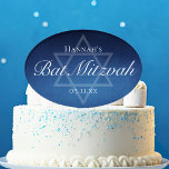 Modernes Bat Mitzvah Party Blue Star von David Cus Kuchenaufsatz<br><div class="desc">Schöne,  dunkelblaue Farbtöne schaffen eine Textur wie Wasser auf diesem maßgeschneiderten Bat Mitzvah Party Topper. Elegante weiße minimalistische Schrift über Dessertfavors mit dem Namen Ihrer Tochter auf dem subtilen Stern von David,  um das Kommen Ihrer jüdischen Tochter zu feiern.</div>