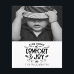 Modernes Bauernhaus | Schwarz-Weiß-Haushaltskarte<br><div class="desc">Modernes Bauernhaus | Schwarz und Weiß Foto Budget Weihnachtskarte - Was für eine schöne Art, um Ihre Feiertage in diesem Jahr zu versenden. Die Weihnachtskarte zeigt Ihr schönes Foto mit handgeschriebener Typografie, die "Good Tidings of " Comfort & Joy" ausliest. Unser hochwertiges Template macht es Ihnen so einfach, Ihren Magneten...</div>