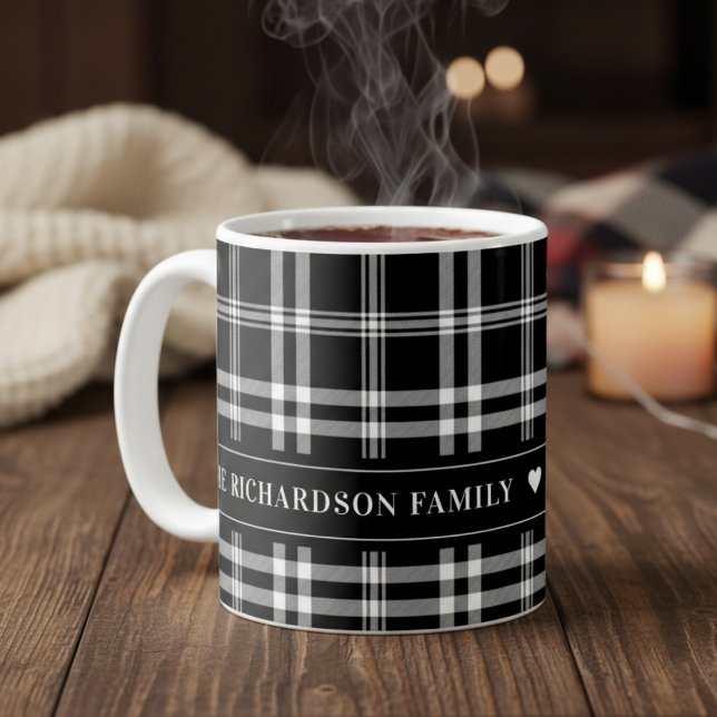 Modernes Bauernhaus Schwarz-Weiß Karierte Custom Kaffeetasse (Black and White Plaid Custom Coffee Mug - Add Your Family Name, Date Established or Special Text)