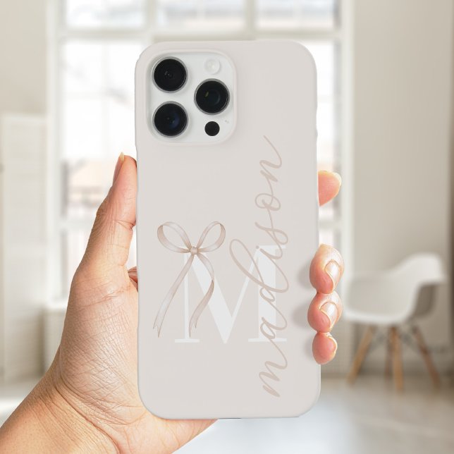 Modernes Beige Bow Initial Monogram Case-Mate iPhone Hülle (Von Creator hochgeladen)