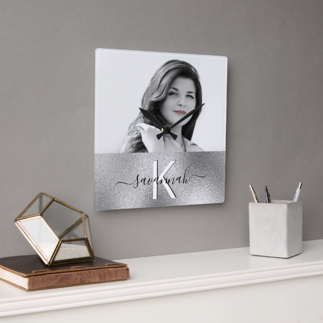 Modernes, benutzerdefiniertes Foto-Monogramm-Silbe Quadratische Wanduhr (Büro)