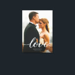 Modernes, benutzerdefiniertes Skript für die Liebe Leinwanddruck<br><div class="desc">Feiern Sie Ihre Liebe mit diesem modernen Foto, das Sie in einem modernen, gewickelten Leinwand mit Hochzeitsportrait, Ihren Namen und Ihrem Hochzeitsdatum in elegantem Schriftsatz präsentieren. Das fließende Kalligraphie-Overlay "Liebe" fügt eine romantische Touch hinzu und schafft einen zeitlosen Sake für Ihre Zuhause. Diese Leinwand ist perfekt als Hochzeitsgeschenk, Jubiläumsdekor oder...</div>