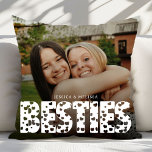 Modernes Besties Foto-Geschenk Kissen<br><div class="desc">Das moderne Herz Typografie Foto Besties Geschenkkissen Kissen ist ein schicke und personalisierte Zuhause Accessoire, das die unzerbrechliche Bindung zwischen besten Freunden feiert. Dieses Kissen mit elegantem, modernem Skripttext und einem anpassbaren Foto-Raum lasse Ihnen, mit Ihrem Geschmack eine beliebte Erinnerung zu präsentieren. Aus weichem, hochwertigem Stoff gefertigt, ist es perfekt,...</div>