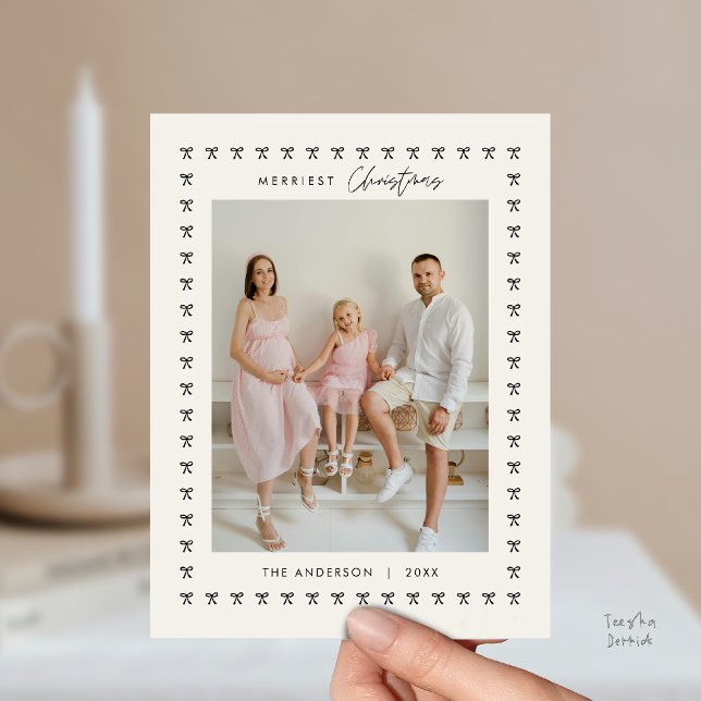 Modernes Black Bow Pattern Familienjubiläum Weihna Postkarte (Modern Black Bow Pattern Family Photo Classy Elegant Christmas Postcard in Beige Background)