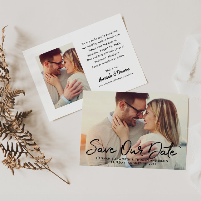 Modernes Black Brushed Script-Hochzeitsskript-Foto Ankündigung (Von Creator hochgeladen)