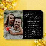 Modernes Black Elegant Script-Foto Save the Date Magnet<br><div class="desc">Modernes Schwarz Elegantes Script "Save the Date" Magnet mit individuellem Kalender mit einem schönen Foto. Lass deiner Familie, Freunden und Kollegen, dass du mit diesem eleganten Magneten ein Set für deine Hochzeitsfeier hast. Um den Ring Marker zu verschieben > klicken Sie auf blau "Personalisieren" > scrollen nach unten > klicken...</div>