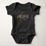 Modernes Black & Gold 2024 Texas Total Solar Eclip Baby Strampler<br><div class="desc">Mit dem neuen Texas Total Solar Eclipse Custom T - Shirt präsentiert sich das Shirt als stilvolles und gedankliches Element für dieses außergewöhnliche Ereignis, das die Eleganz und Spannung der totalen Sonnenfinsternis erfasst. Das Jahr 2024 wird zusammen mit der Lage von Texas kühn angezeigt und dient als zeitloser Pfeiler dieses...</div>