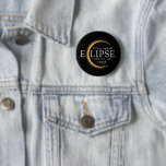 Modernes Black & Gold 2024 Texas Total Solar Eclip Button<br><div class="desc">Mit dem neuen Texas Total Solar Eclipse Custom T - Shirt präsentiert sich das Shirt als stilvolles und gedankliches Element für dieses außergewöhnliche Ereignis, das die Eleganz und Spannung der totalen Sonnenfinsternis erfasst. Das Jahr 2024 wird zusammen mit der Lage von Texas kühn angezeigt und dient als zeitloser Pfeiler dieses...</div>
