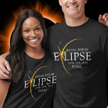 Modernes Black & Gold 2024 Texas Total Solar Eclip T-Shirt<br><div class="desc">Mit dem neuen Texas Total Solar Eclipse Custom T - Shirt präsentiert sich das Shirt als stilvolles und gedankliches Element für dieses außergewöhnliche Ereignis, das die Eleganz und Spannung der totalen Sonnenfinsternis erfasst. Das Jahr 2024 wird zusammen mit der Lage von Texas kühn angezeigt und dient als zeitloser Pfeiler dieses...</div>