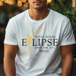 Modernes Black & Gold 2024 Texas Total Solar Eclip T-Shirt<br><div class="desc">Mit dem neuen Texas Total Solar Eclipse Custom T - Shirt präsentiert sich das Shirt als stilvolles und gedankliches Element für dieses außergewöhnliche Ereignis, das die Eleganz und Spannung der totalen Sonnenfinsternis erfasst. Das Jahr 2024 wird zusammen mit der Lage von Texas kühn angezeigt und dient als zeitloser Pfeiler dieses...</div>