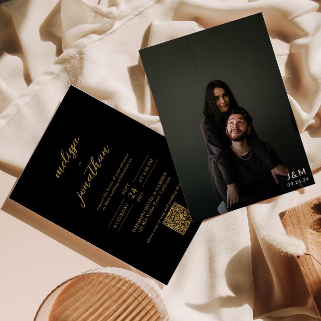 Modernes Black & Gold Foto Monogram QR Code Weddin Einladung (Von Creator hochgeladen)
