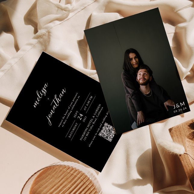 Modernes Black Script Foto Monogram QR Code Hochze Einladung (Von Creator hochgeladen)