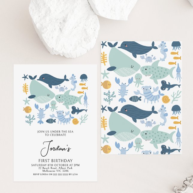 Modernes blaues Grün unter dem Meer Jungs 1. Gebur Einladung (Modern under the sea themed first birthday invitation featuring a whale, dolphin, shark and more.)