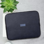 Modernes blaues Imitat Leather Look Mit Monogramm Laptopschutzhülle<br><div class="desc">Ein tiefblaues Imitat mit dunkelblauen Leder sieht wie ein Laptop aus und bietet Platz für Ihre Initialen.</div>