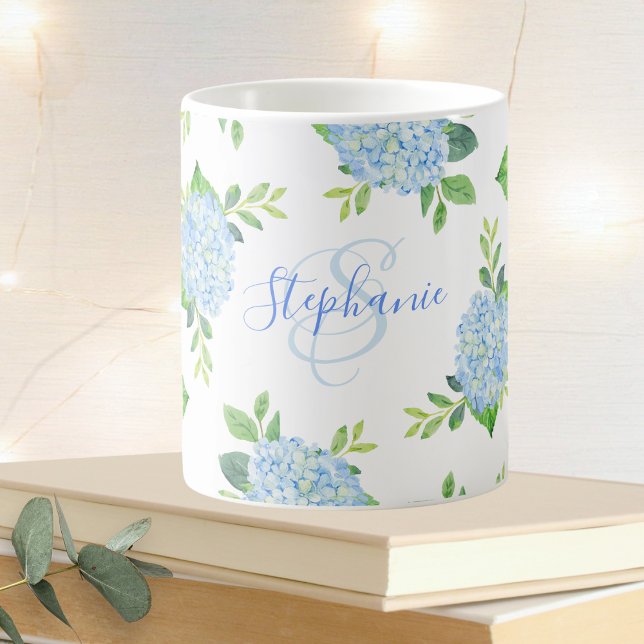 Modernes Blaulblau-Hydrangea Wasserfarbenmonogramm Kaffeetasse (Von Creator hochgeladen)