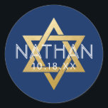 Modernes Blue Bar Mitzvah Star Personalisiert Runder Aufkleber<br><div class="desc">Elegante moderne, blaue und goldene Bar mitzvah Aufkleber mit individuelle Name, Datum und Star of David Design. Diese Bar mitzvah Gefallen Tag Aufkleber sind stilvolle und klassische Umschlag Aufkleber, oder auf DIY Bar und Fledermaus mitzvah Party Dekor Projekte. Klicken Sie auf Weiter, um Hintergrund- und Textfarbe, Schriftart oder Position zu...</div>