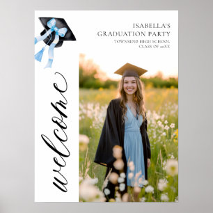 Modernes Blue Bow Coquette Graduation Cap Willkomm Poster