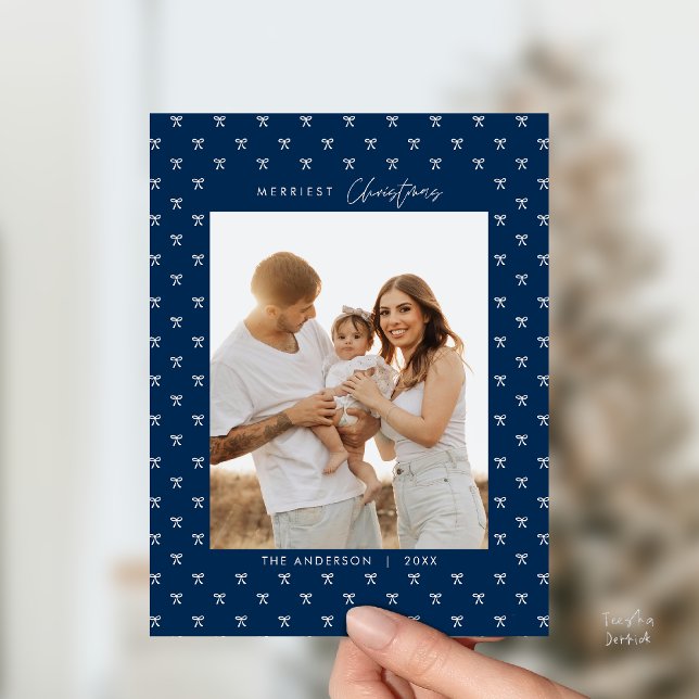 Modernes Blue Bow Pattern Familienjubiläum Foto We Postkarte (Modern Navy Blue Bow Pattern Family Photo Christmas Postcard in Vintage theme)