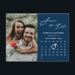 Modernes Blue Elegante Script-Foto Save the Date Ankündigungspostkarte<br><div class="desc">Modernes Blau | Cerulean Hintergrund Elegantes Skript "Save the Date" Ankündigung Postcard mit Custom Calendar mit einem schönen Foto. Lass deiner Familie, Freunden und Kollegen, dass du mit dieser eleganten Karte ein Set für deine Hochzeitsfeier hast. Um den Ring Marker zu verschieben > klicken Sie auf blau "Personalisieren" > klicken...</div>