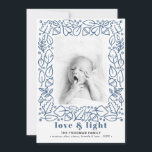 Modernes Blue Liebe & Light Hanukkah Foto<br><div class="desc">Eine moderne Hanukkah-Fotokarte mit einem illustrierten Rahmen aus Blattwerk und Kastanien und einem kühnen Header, der "Liebe & Licht" in einer wunderschönen hellmarineblau Farbe ausliest. Personalisieren Sie mit Ihrem Familiennamen und Ihrem Lieblingsbild. Das Bild verfügt über einen schwarz-weißen Filter, der entfernt werden kann, wenn Sie weitere>Filter anpassen. Wenn Sie Hilfe...</div>