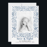 Modernes Blue Liebe & Light Hanukkah Foto Feiertagskarte<br><div class="desc">Eine moderne Hanukkah-Fotokarte mit einem illustrierten Rahmen aus Blattwerk und Kastanien und einem kühnen Header, der "Liebe & Licht" in einer wunderschönen hellmarineblau Farbe ausliest. Personalisieren Sie mit Ihrem Familiennamen und Ihrem Lieblingsbild. Das Bild verfügt über einen schwarz-weißen Filter, der entfernt werden kann, wenn Sie weitere>Filter anpassen. Wenn Sie Hilfe...</div>