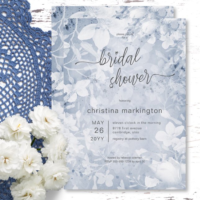 Modernes, blumenblaues und weißes Brautparty Einladung (Modern Floral Blue & White Bridal Shower Invitation)