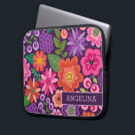 Modernes Blumenmuster mit Individuelle Name oder M Laptopschutzhülle<br><div class="desc">Flat Blume in einer Farbpalette - lila,  orange,  rosa,  grün - Eine Bar ist unten in der Liste enthalten,  um einen Namen oder einen anderen Text hinzuzufügen. Ein niedliches Design mit trendigen Frühlingsblumen und einer kühnen Art,  Ihre Monogramme anzuzeigen.</div>