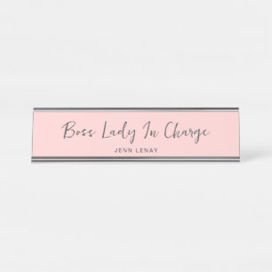 Modernes Boss Blush Pink Grau Script Personalisier Schreibtischnamensplakette