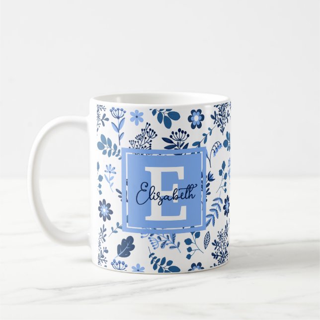 Modernes botanisches Folk Art Blue White Monogram  Kaffeetasse (Links)