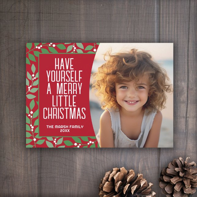 Modernes botanisches frostiges Weihnachtsfest Foto Feiertagskarte (A berry botanical holiday card in shades of green leaves and white berries. 1 Photo)