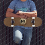 Modernes braunes Wildleder-Monogramm Skateboard<br><div class="desc">Ein modernes Monogramm-Design mit klassischer Blocktypografie,  das auf einem modischen,  metallisch gebürsteten goldfarbenen Emblem mit dem Namen unten auf einem braunen Wildlederhintergrund beginnt.</div>