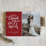 Modernes Brautbrief-Foto Dankeskarte<br><div class="desc">Vielen Dank an die Familie und Freunde mit diesem anpassbaren Foto danke Ihnen Karte. Moderne Handschrift mit rotem Hintergrund. Personalisieren Sie Ihre Fotos und Details. Dieses Foto Dankeschön-Karte ist ideal für Hochzeiten,  Abschlüsse,  Geburtstage und andere Veranstaltungen.</div>