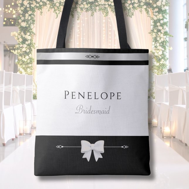 Modernes Brautjungfern-Geschenk | Luxus-Typografie (Elegant personalized Bridesmaid gift tote bag featuring luxury typography in a bridal suite)
