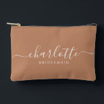 Modernes Bridesmaid-Geschenk Caramel Gevor Zubehörtasche<br><div class="desc">Diese Bridesmaid-Accessoires-Tasche enthält eine handgeschriebene weiße Skripttypografie mit Swashes auf karamelllem Hintergrund. Präsentieren Sie Ihre Brautjungfrauen mit einer Toilettentasche für ihr Schminken und kleinen Gegenständen,  die traditionell am Probe-Dinner präsentiert werden,  für den Einsatz am frühen Morgen vor der Hochzeit.</div>