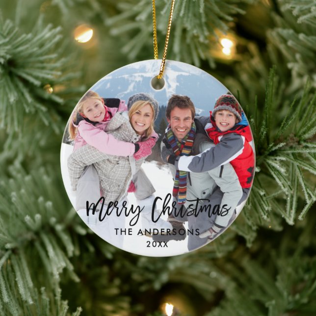 Modernes Brush Script Family Foto Frohe Weihnachte Keramik Ornament (Baum)